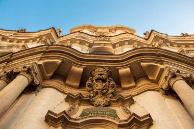 St. Nicholas Kilisesi Eski Şehir Meydanı 'ndan aşağıdan