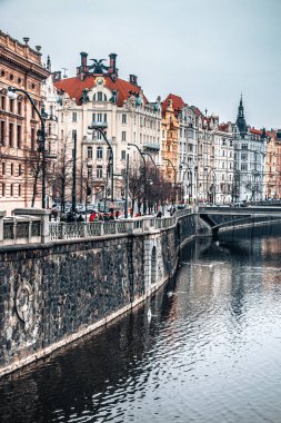 Prag 'da binaları olan Vltava Nehri