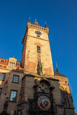 Astronomik saati aşağıdaki Eski Belediye Binası.