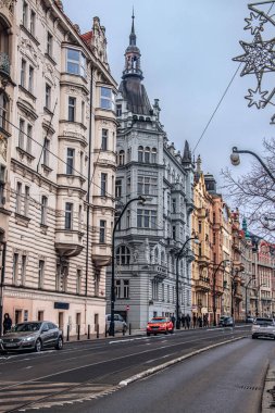 Prag şehrinde konut binaları olan yol