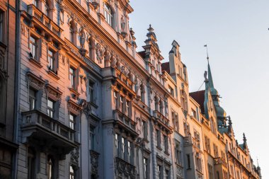 Prag şehrindeki iskan binasında güneş parlıyor.