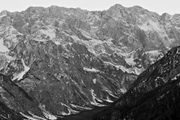 Valle Montaña Con Montañas Cubiertas Nieve —  Fotos de Stock