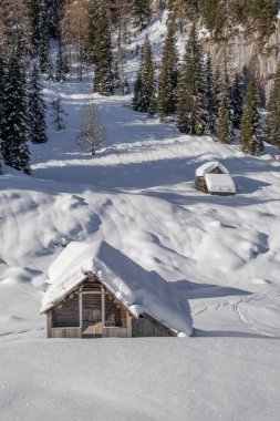 Dağ kulübeleri karla kaplı.