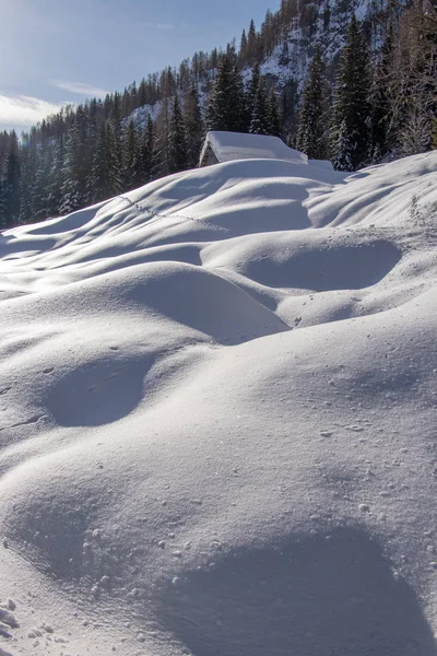 Schneehaufen Und Berghütten — Stockfoto