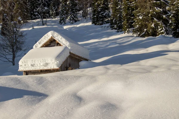 被雪覆盖的小木屋 — 图库照片