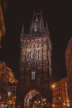 Prag şehrinde gece kulesi.