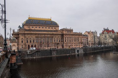 Vltava Nehri ile Prag Ulusal Tiyatrosu