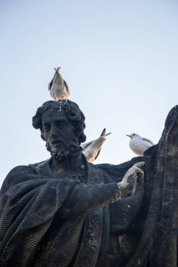 Prag'daki charles Köprüsü'nde heykel