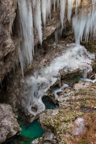 Cañón Cubierto Carámbanos Con Río Azul — Foto de Stock