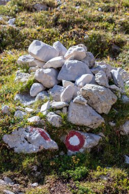 Dağ yolunda 2 kırmızı alev.