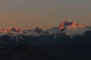 Julian güzel gündoğumunda Triglav Dağı 'yla Alp yapar
