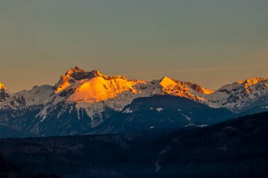 Triglav Dağı Bohinj vadisinden günışığıyla aydınlandı.
