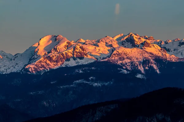 Юліанські Альпи Покриті Ранковим Сонцем — стокове фото