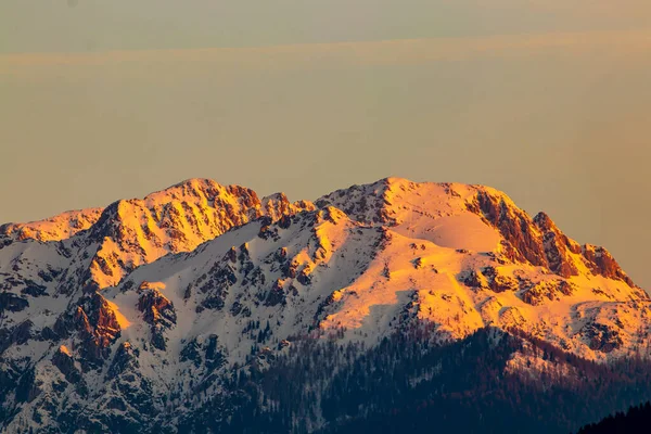 Vievnik Dağı Güneş Işığı Sabahın Erken Saatlerinde — Stok fotoğraf