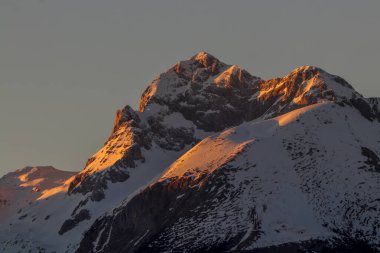 Triglav dağı sabah güneşiyle kaplı.