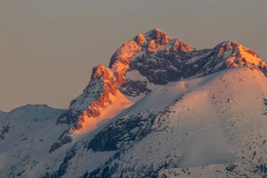 Triglav dağı sabah güneşiyle kaplı.