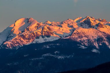 Sunlit Julian Bohinj Vadisi manzaralı