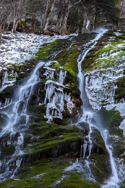 Wodospad Pokryty Mchem Śniegiem Dolina Bohinj — Zdjęcie stockowe