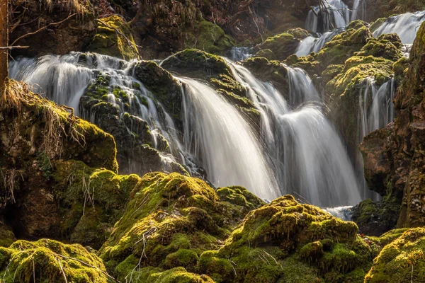 Acqua Che Scorre Sulle Rocce Ricoperte Muschio Valle Del Voje — Foto Stock