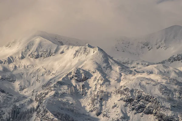 Горы Бохинь Покрыты Снегом Облачный День — стоковое фото
