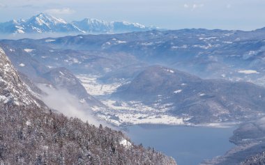 Bohinj Gölü sisli bir sabahta