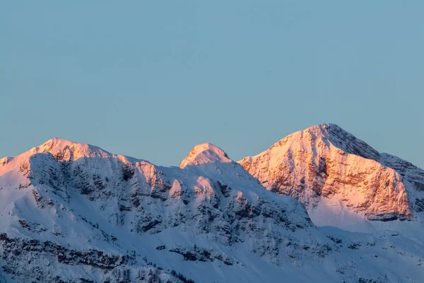 Güneşli Kar Tepeli Dağ Sırası Bohinj — Stok fotoğraf