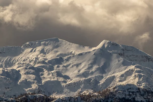 Dağ Sırtı Kara Bulutlarla Kaplı Bohinj — Stok fotoğraf