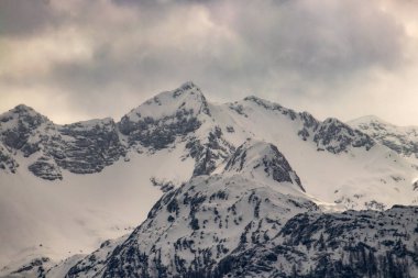 Dağ zirvesi bulutlarla kaplı.