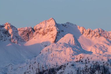 Bohinj vadisinde güneşli dağlar