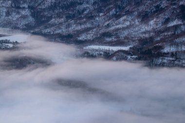 Karlı tepeleri kaplayan bulutlar, Bohinj