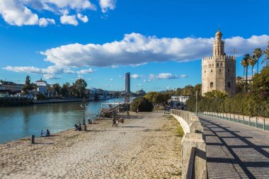 Nehir ve torre del oro güzel kasaba Seville, Andalusia yakınındaki bir yürüyüş