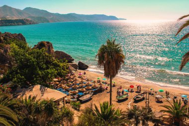 Mlaga Nerja beach balkonda formunu görüntüle