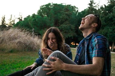 İki arkadaş bir park Seville, İspanya ortasında eğleniyor. Şubat 2018 önünde bir gölde.