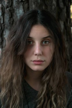 Sevilla, İspanya bir parkta güzel bir gün sahip bir kız. Ormanın ortasında.