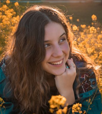 Sevilla, İspanya sarı çiçek dolu bir parkta eğleniyor çekici bir İspanyol kız.