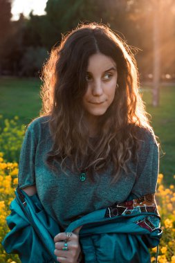 Sevilla, İspanya sarı çiçek dolu bir parkta eğleniyor çekici bir İspanyol kız.