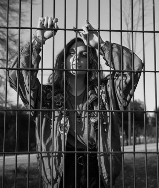 Bir kızın arkasına günde bir güneş ışığı, Seville, İspanya ile poz bir parkta bir kılavuz.