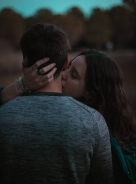 Sarılma ve birbirlerine bir göl Seville, İspanya önünde bir parkta öpüşme güzel bir öğleden sonra sahip şirin bir İspanyol Çift.