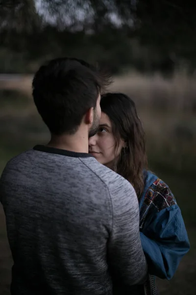 素敵な午後を抱き締めると スペインのセビリアにある湖の前に公園でお互いにキスを持っているかわいいスペイン語カップル — ストック写真