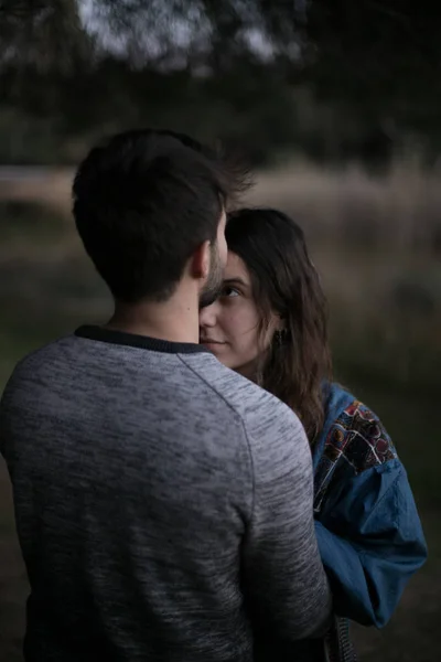 Casal Espanhol Bonito Ter Uma Tarde Agradável Abraçando Beijando Uns — Fotografia de Stock