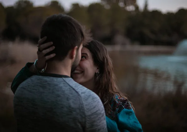 素敵な午後を抱き締めると スペインのセビリアにある湖の前に公園でお互いにキスを持っているかわいいスペイン語カップル — ストック写真