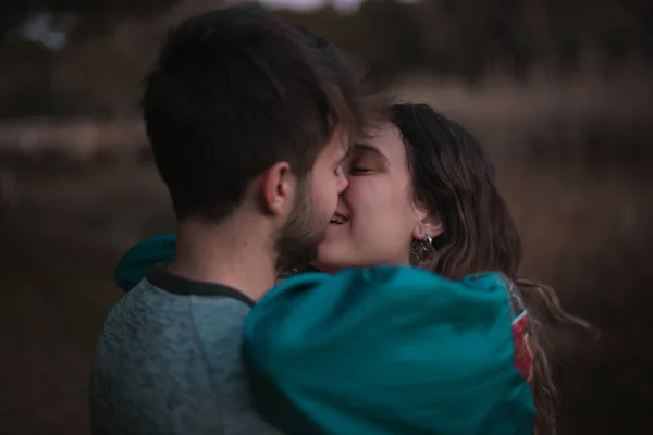 一个可爱的西班牙夫妇有一个愉快的下午拥抱和亲吻对方在一个公园前的一个湖在塞维利亚 西班牙 — 图库照片