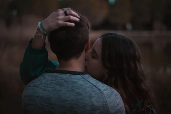 素敵な午後を抱き締めると スペインのセビリアにある湖の前に公園でお互いにキスを持っているかわいいスペイン語カップル — ストック写真