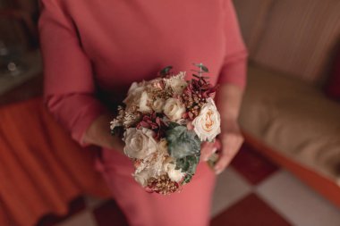 Elinde bir buket gül tutan yaşlı bir kadın. Altın Düğünler. Renkli Buket.