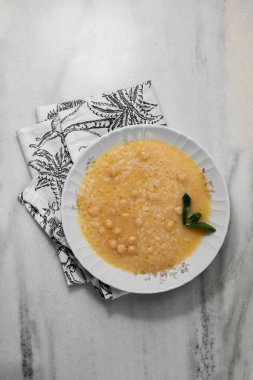 Nohut ve pilavlı lezzetli sıcak çorba. Tipik İspanyol yemeği, Endülüs buruşuk kahramanı.