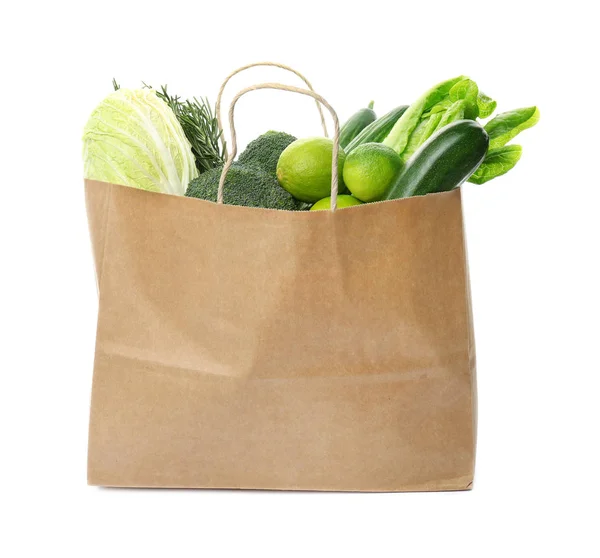Papír csomag zöld zöldségek és gyümölcsök, fehér háttér. Élelmiszer-fotózás — Stock Fotó