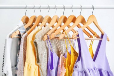 Farklı elbise askıları, kapalı