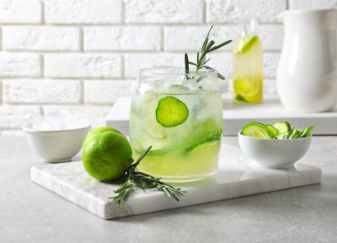 Taze limonata ve malzemelerin tablo üzerine kavanoz