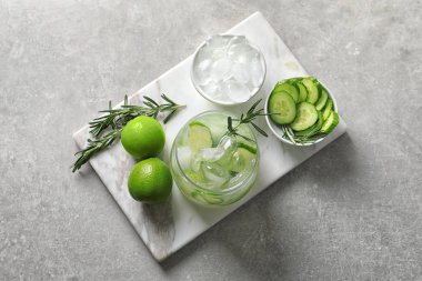 Taze limonata ve malzemelerin tablo üzerine kavanoz