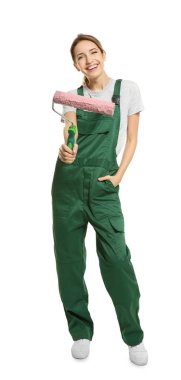 Beyaz arka plan üzerinde boya silindiri ile genç kadın dekoratör